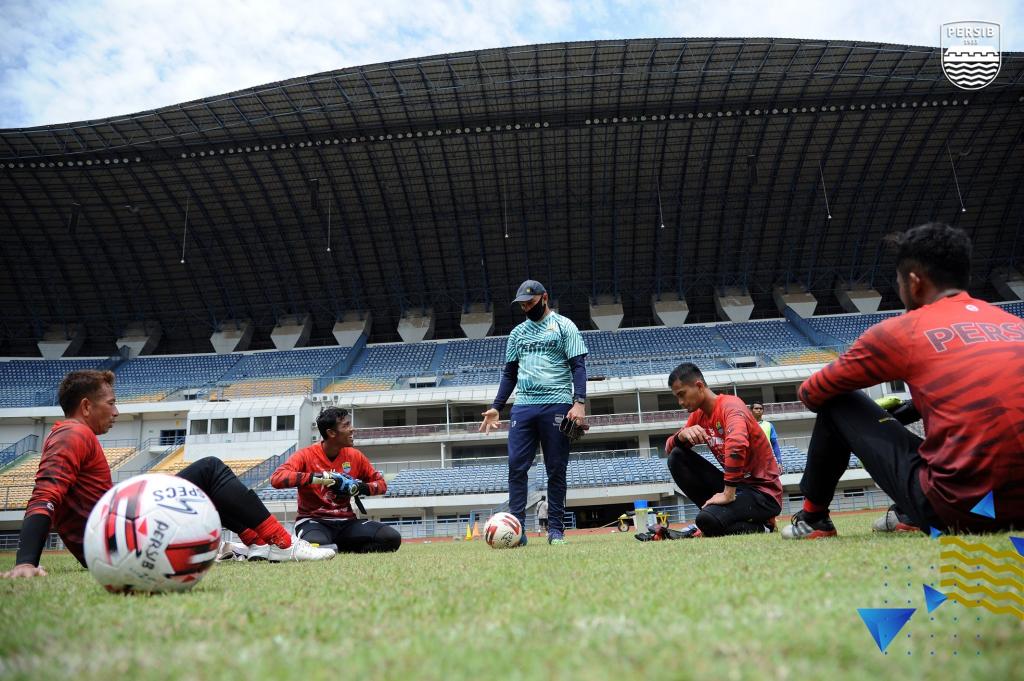 Luizinho e os goleiros do Persib Bandung, num dos últimos treinos presenciais da equipe