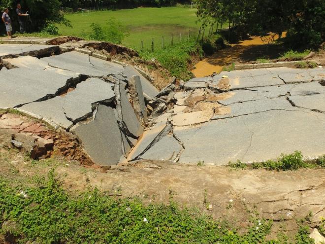 A via afundou em fevereiro em virtude da forte chuva que atingiu o município