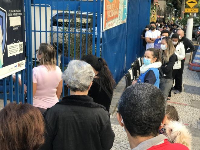 Fila para a vacina: esperança de controle da pandemia 