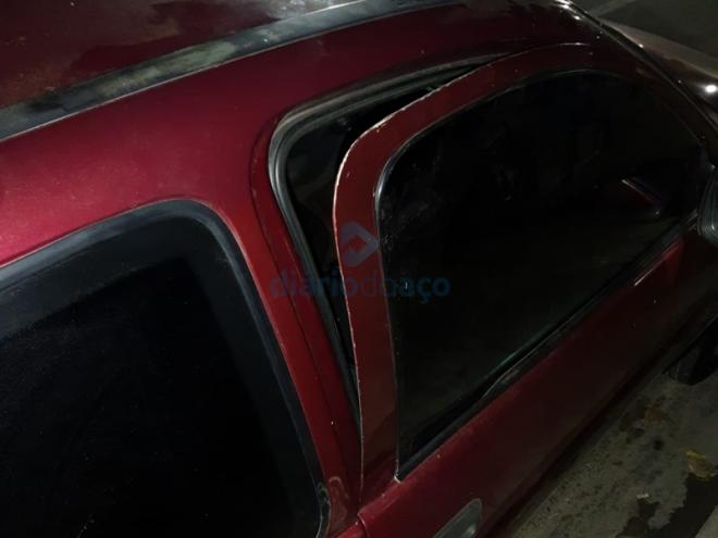 A porta do lado direito do carro estava danificada na tentativa de abrir o veículo