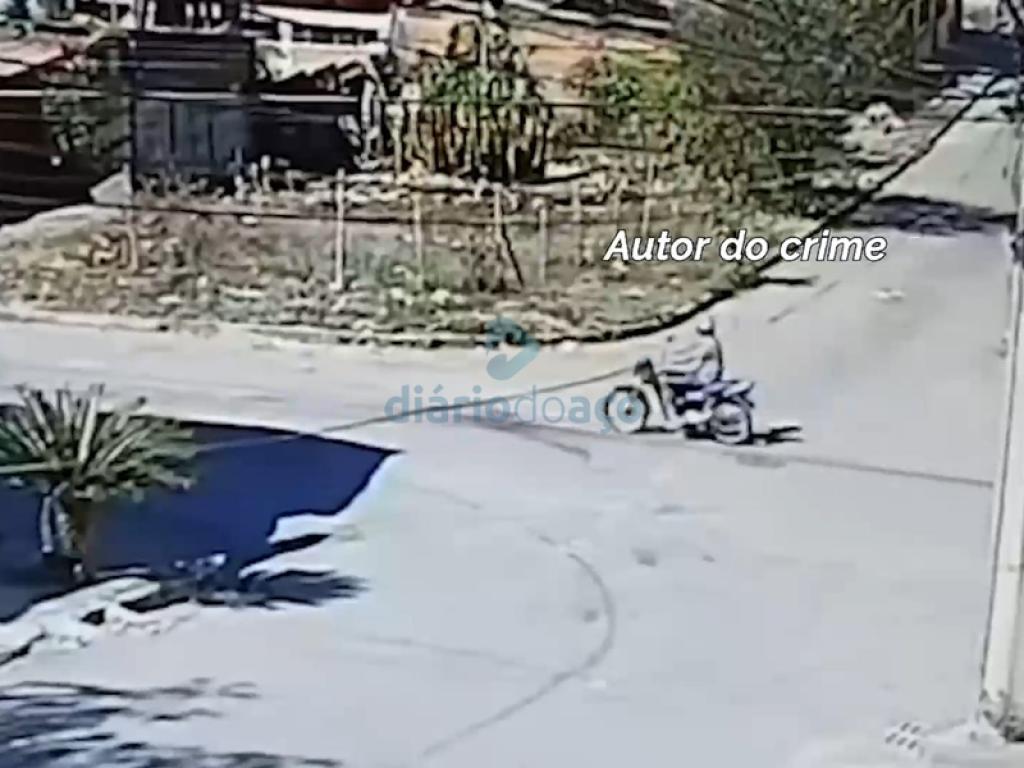 A imagem real do assaltante que passou pela rua e filmado por uma câmera de segurança