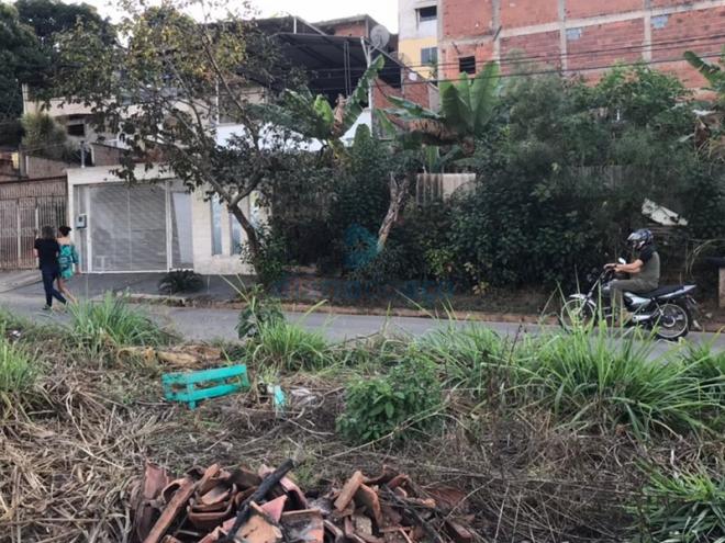 O momento que era encenada a reconstituição no local do assalto