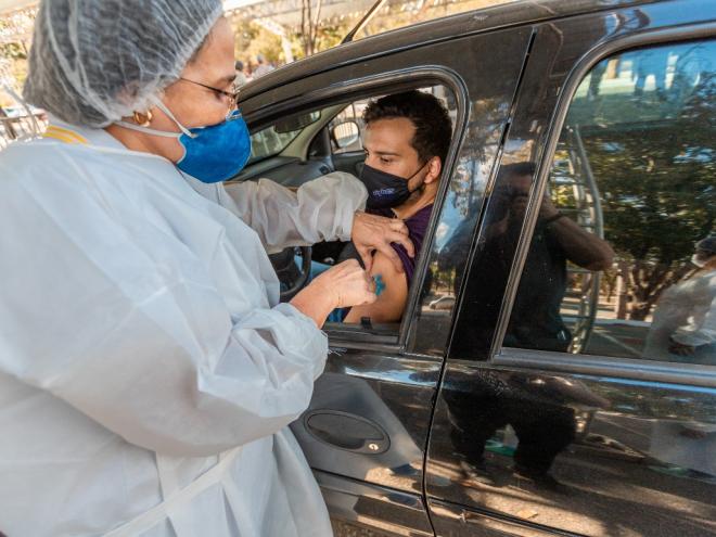 Até o momento, 62% da população adulta recebeu a primeira dose do imunizante contra a covid