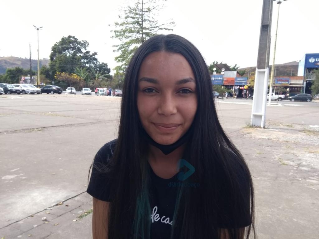 Carla Crystina Andrade Silva, 19 anos, agente comunitária de saúde Sou contra porque seria muito mais fácil para manipular o resultado e burlar o voto do eleitor, mais possibilidade de roubo