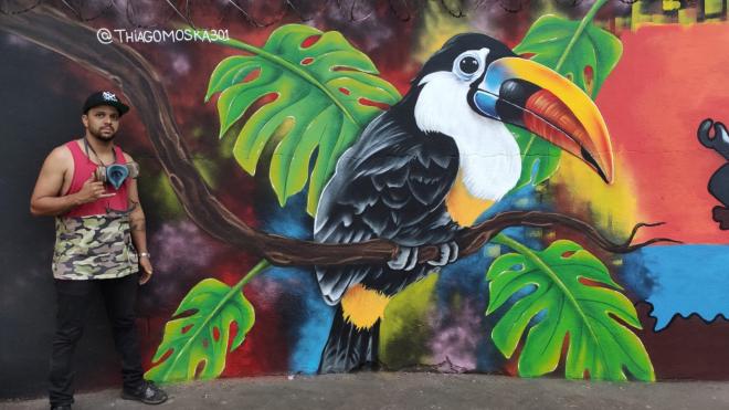 O artista Thiago Moska se destaca com intervenções criativas em diversos pontos da cidade