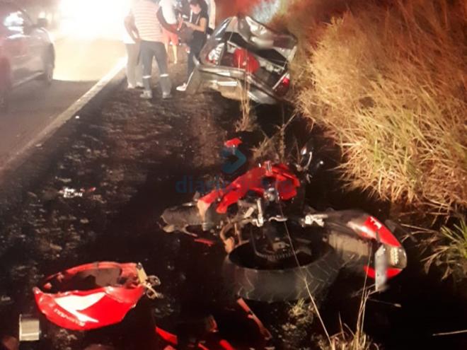 A moto da vítima ficou muito danificada na colisão com um carro na BR-381
