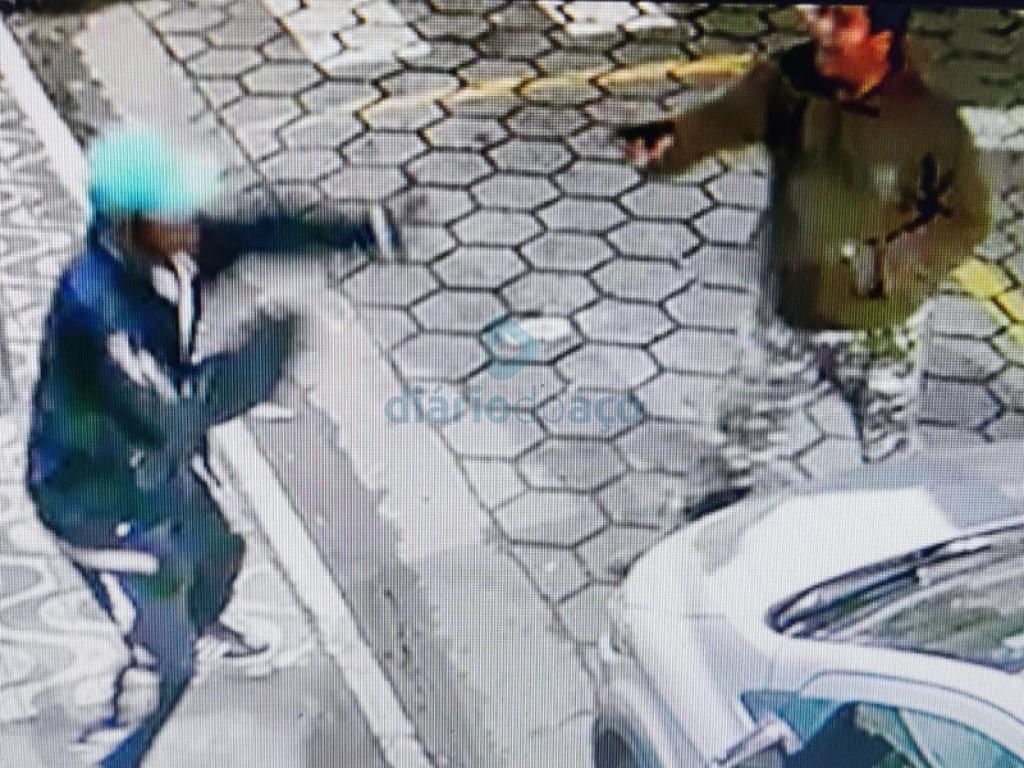 O momento que a vítima é assassinada a tiros no Centro de Coronel Fabriciano