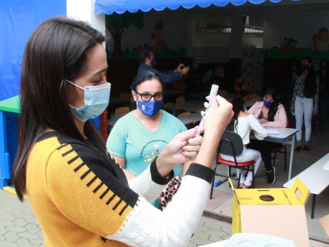 Trabalhadores serão imunizados contra a covid-19 nas escolas