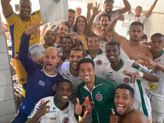 Jogadores celebraram a vitória de virada sobre o Guarani, fora de casa