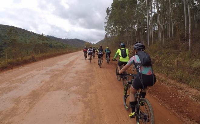 Para chegar à maioria das rotas rurais no Vale do Aço ciclistas precisam passar por rodovias estaduais ou federais; campanha pede conscientização de riscos a todos os usuários das vias 