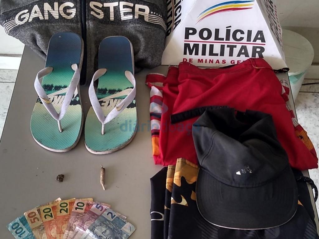 Os objetos que foram apreendidos com os dois jovens presos