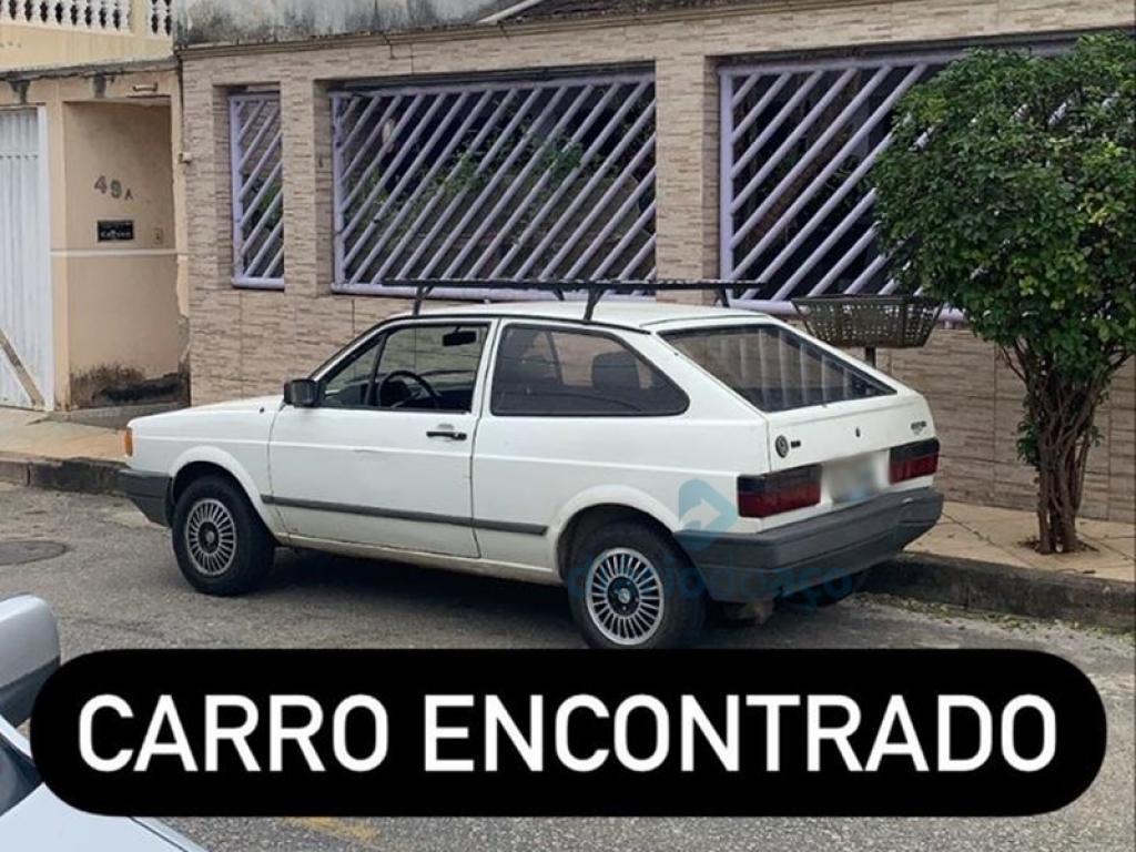O carro furtado foi abandonado pouco depois pelos dois autores do crime