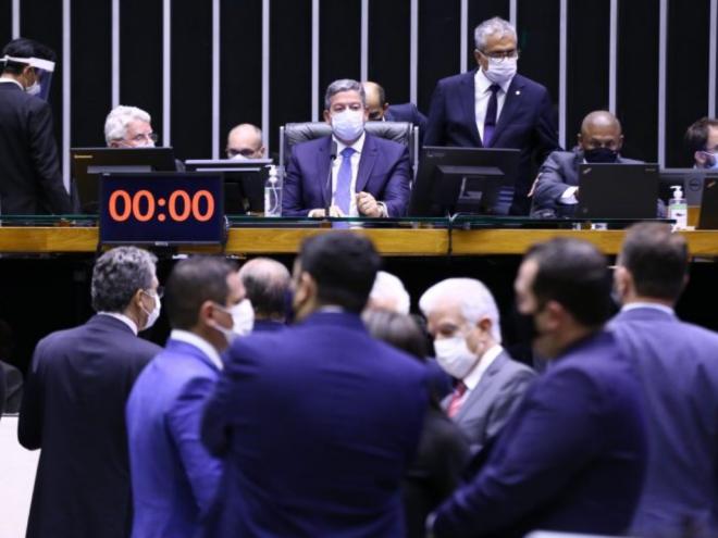 Presidente da Câmara, Arthur Lira, comanda a sessão do Plenário