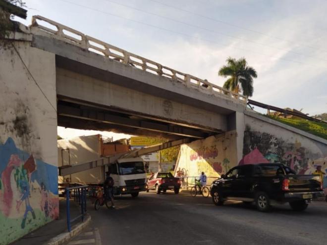 Acidentes sob o viaduto da avenida Tancredo Neves têm sido constantes e novo equipamento deverá substituir a obra de arte já existente, anuncia o prefeito Marcos Vinícius  
