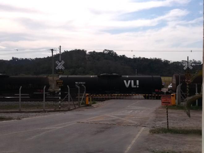 A passagem de nível na entrada do aeroporto costuma ficar fechada por alguns minutos, durante a passagem de composições ferroviárias 