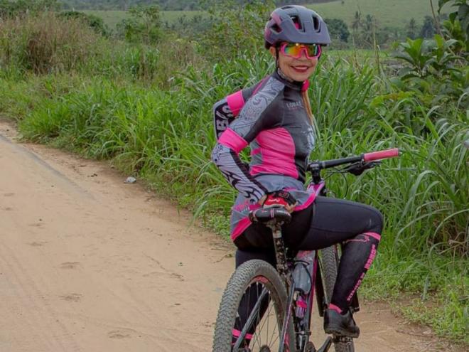Ildebra Rodrigues Silva Caires pedala com o grupo de ciclismo Lobas da montanhas MTB