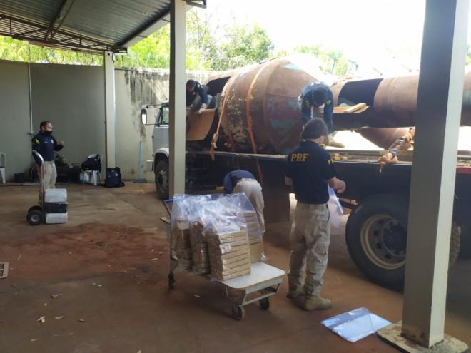 Carga era transportada nesse caminhão e foi descoberta quando policiais foram alertar caminhoneiro e ajudante a respeito da carga mal fixada na carroceria 