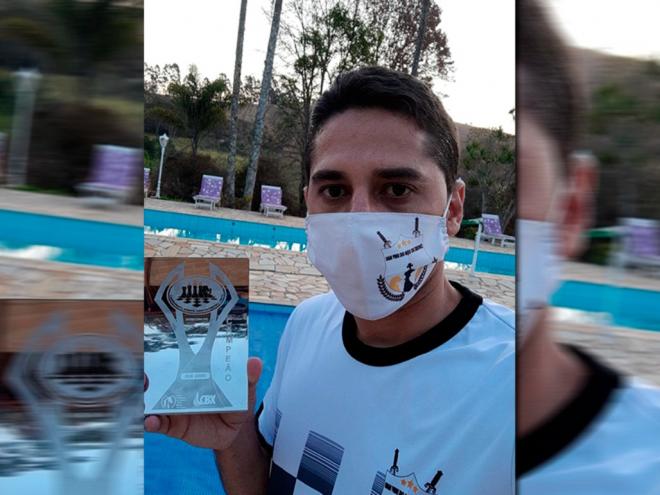 Fabiano Duarte dos Santos comemora o título de Mestre Nacional
