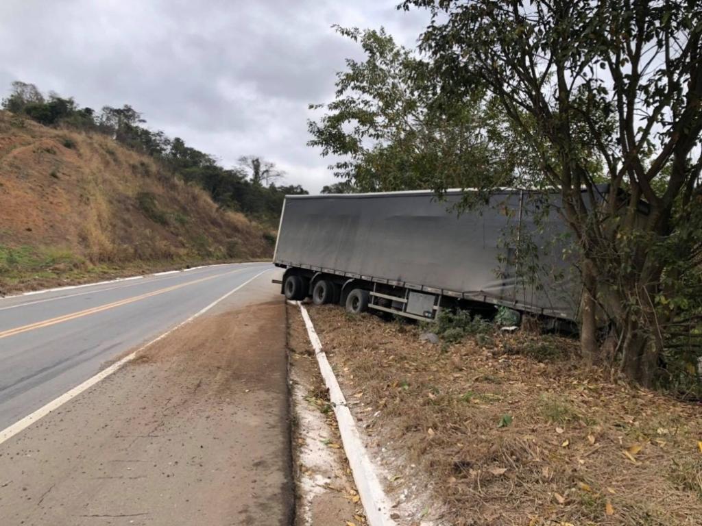 Motorista disse que carreta foi descarregada no Rio de Janeiro e seguida para Valadares, quando perdeu o controle 