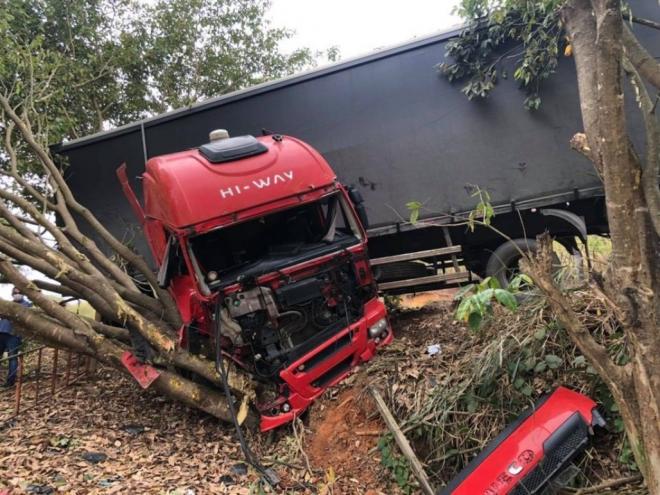 Com o impacto em uma árvore, cabine do caminhão formou um L com a carreta 