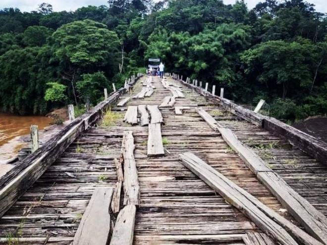 Precariedade da ponte causa medo e insegurança em quem passa pelo local 