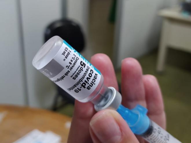 Cidade já tem cerca de 75% da população vacinável atendida com a primeira dose, figurando no topo das campanhas de imunização em Minas Gerais