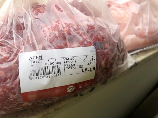 Acém (carne bovina) comprada nesta quarta-feira (18) trazia o preço de R$ 29,90 o quilo