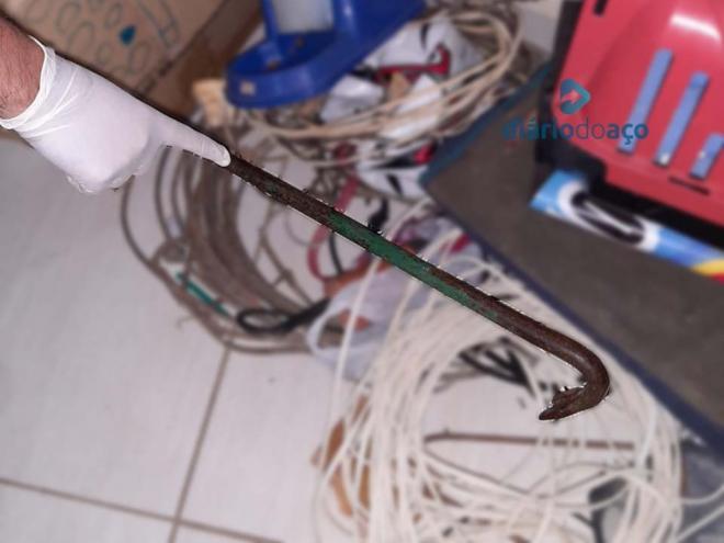 A ferramenta usada para golpear a vítima foi recolhida na cena do crime; limpa depois dos golpes que atingiram Dayane 