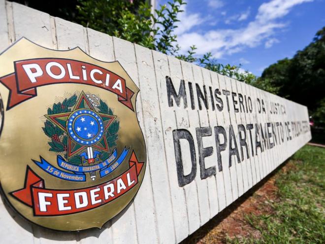 A Polícia Federal cumpre 13 mandados em seis estados e no DF