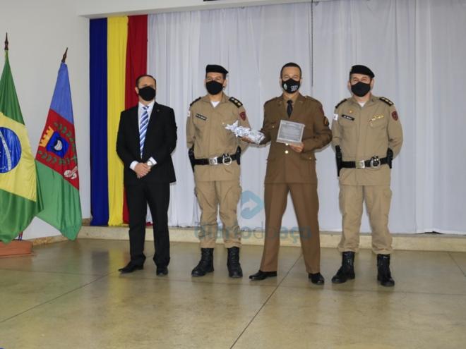 3º Sargento PM Aquiles Tadeu Crescêncio é homenageado pelo primeiro colocado do curso