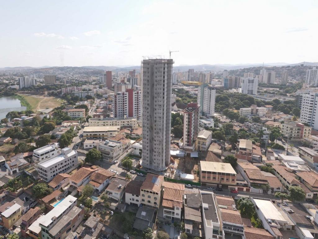 Com 28 andares, o Ibituruna Tower é construído totalmente em estrutura de concreto