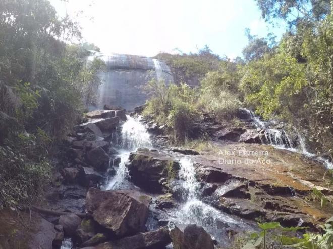 A cachoeira da Limeira fica nas proximidades do povoado de Cocais de Cima, em Coronel Fabriciano 