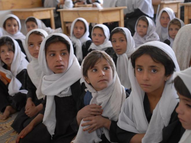 A educação no Afeganistão passa a ser regida pelos princípios da fé islâmica traduzidos pelo discurso fundamentalista. Com isso, exclui as mulheres e qualquer diversidade de gênero e orientação binária
