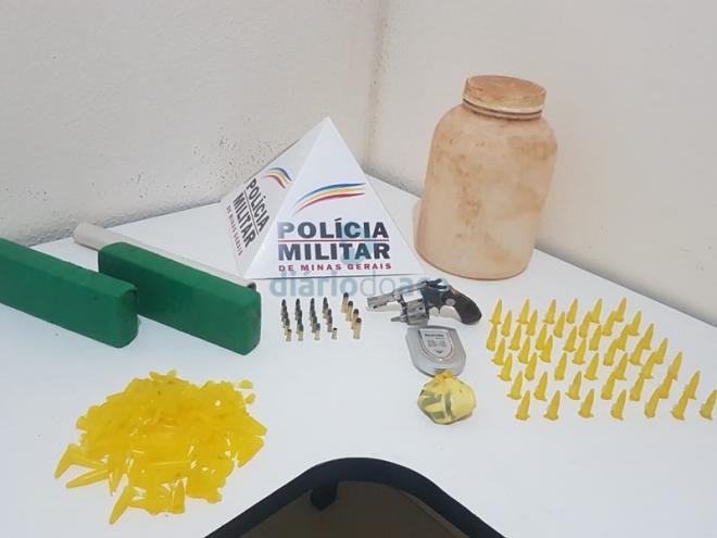 A arma, munição e as drogas estavam dentro de um pote plástico enterrado no Recanto Verde