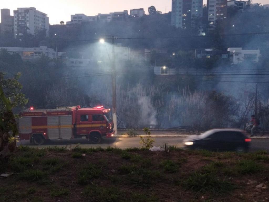 No começo da noite equipes do Corpo de Bombeiros atuaram no local onde o fogo consumiu a vegetação, no Olaria