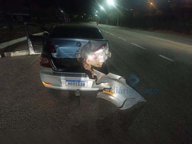 Motorista do Siena disse que trafegava sentido ao Centro, quando foi atingido por outro veículo, na traseira