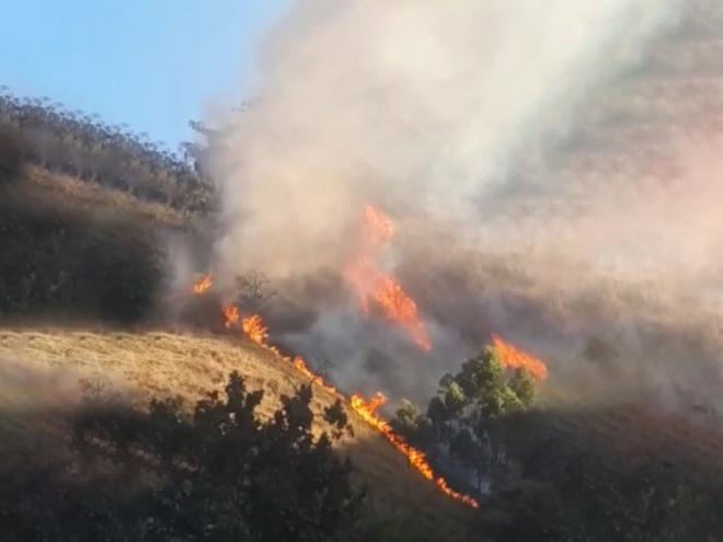 Fogo consome a vegetação na encosta do bairro Alvorada, em Timóteo