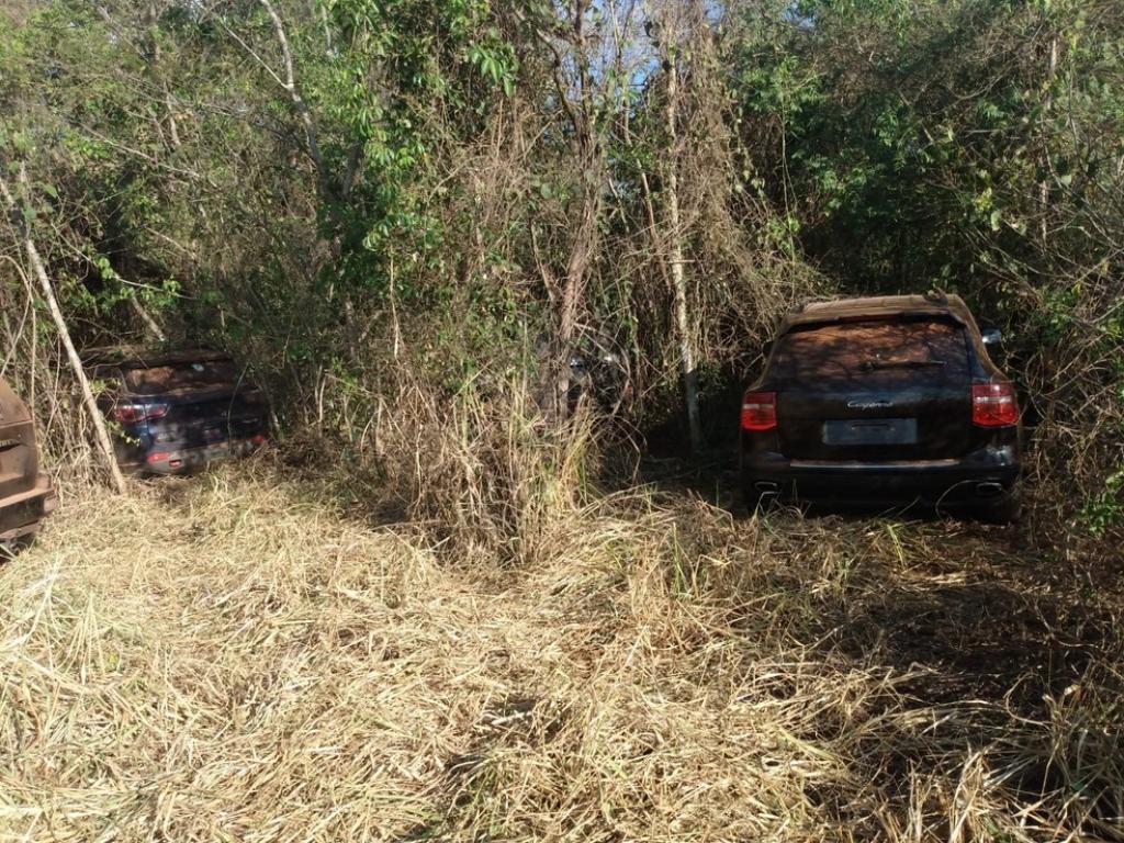 Alguns dos veículos usados na fuga foram encontrados no meio do mato, dentre eles, um Porsche