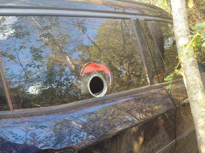 Adaptação para uso de fuzil dentro de um dos carros da quadrilha 