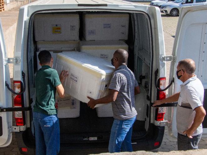 Serão distribuídas 30.868 doses de imunizantes da Coronavac e Pfizer   