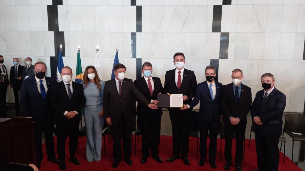 Solenidade reuniu senadores, governador e convidados na tarde de quarta-feira 