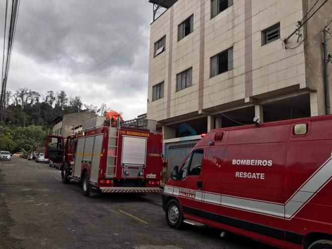 Duas equipes dos bombeiros foram para o prédio onde o fogo danificou a cozinha de um apartamento
