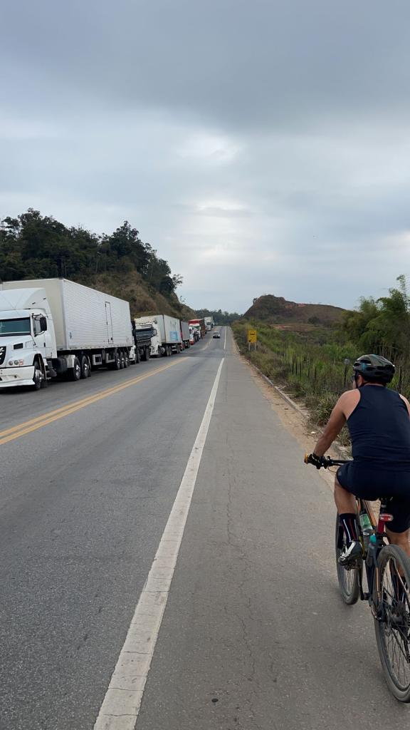 Somente ciclistas e alguns carros pequenos conseguem circular na BR-381