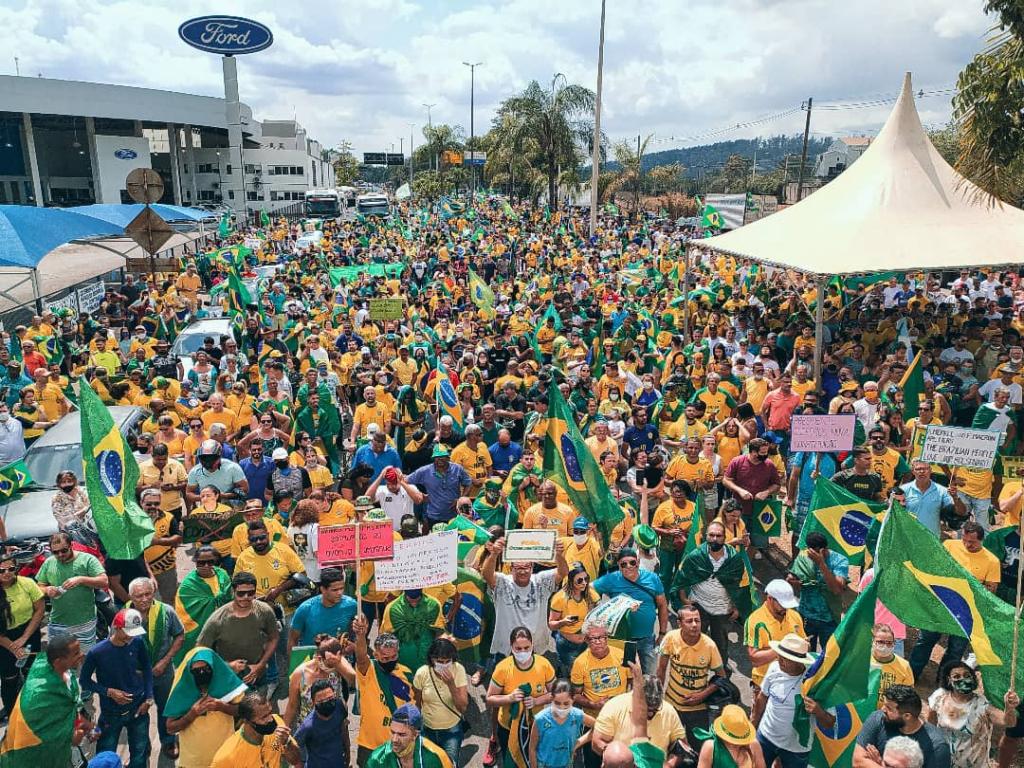 Os manifestantes a favor de Bolsonaro se concentram no bairro Horto, em Ipatinga