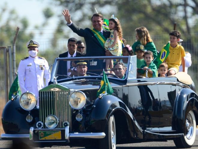 Bolsonaro seguiu para cerimônia do hasteamento da Bandeira Nacional num carro conduzido pelo tricampeão mundial de F1 Nelson Piquet