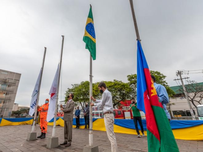Prefeito participou do hasteamento da bandeira neta terça-feira