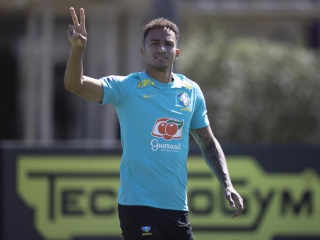 Lateral Danilo destaca a dificuldade de enfrentar os peruanos