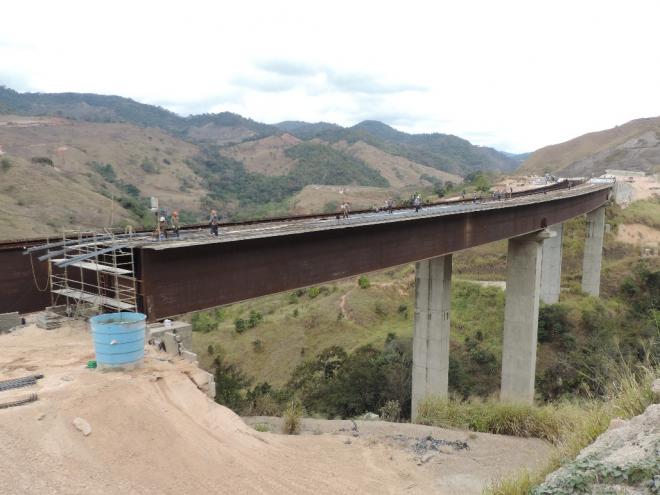 A frente de obras está localizada no km 295 da rodovia federal, no município de Antônio Dias