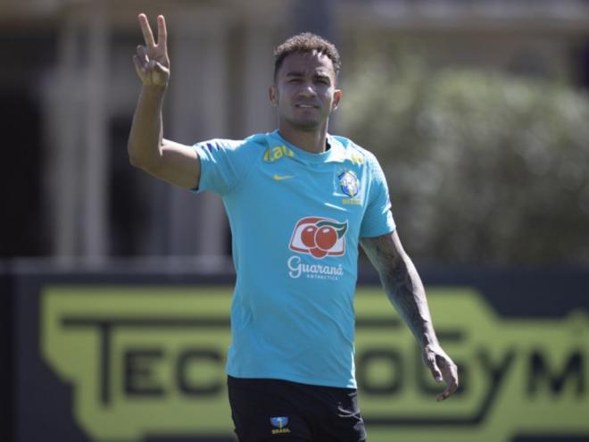 Lateral Danilo destaca a dificuldade de enfrentar os peruanos