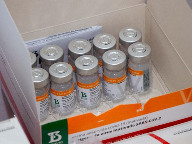 As doses suspensas da Coronavac foram envasadas em uma fábrica que não foi inspecionada, nem aprovada pela agência brasileira